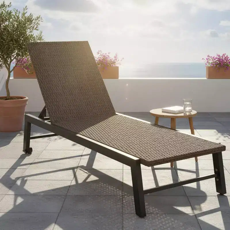 Chaise longue inclinable d'extérieur en rotin PE avec roulettes, parfaite pour la détente au bord de la piscine