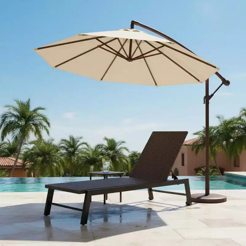Chaise longue inclinable d'extérieur en rotin PE avec roulettes, parfaite pour la détente au bord de la piscine
