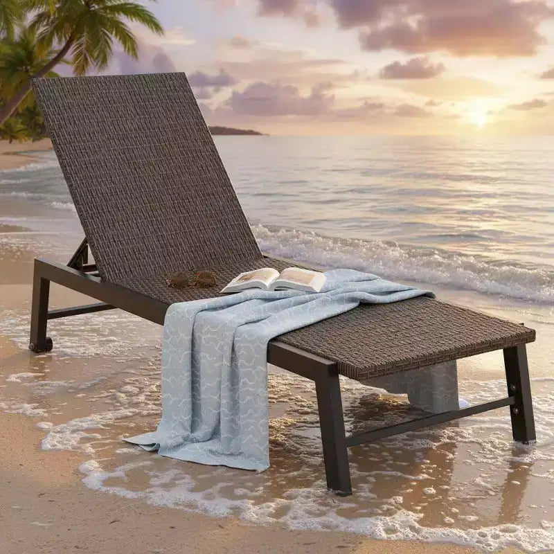 Chaise longue inclinable d'extérieur en rotin PE avec roulettes, parfaite pour la détente au bord de la piscine