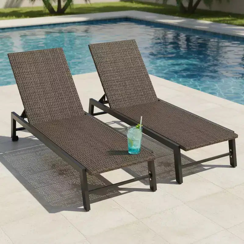 Chaise longue inclinable d'extérieur en rotin PE avec roulettes, parfaite pour la détente au bord de la piscine